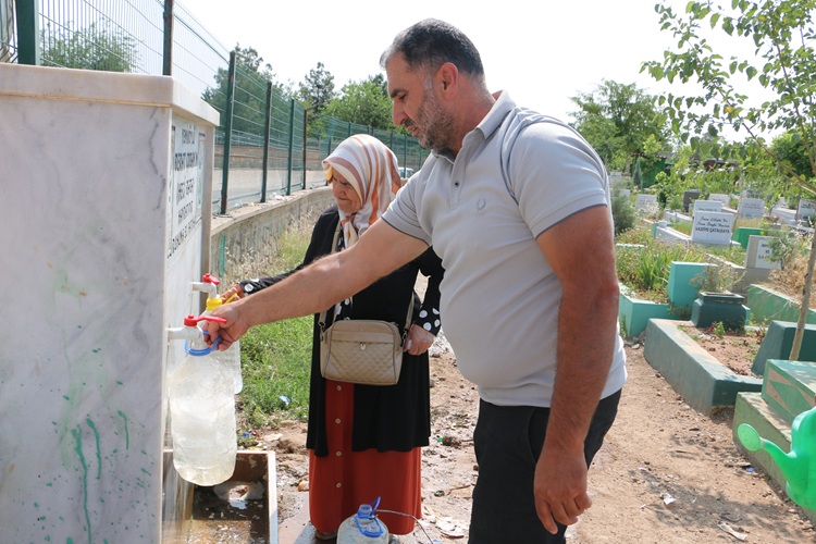 Vatandaşlar, Diyarbakır’daki Yangında Ölen Anne Ve Üç Çocuğunun Mezarını Ziyaret Etti (1)