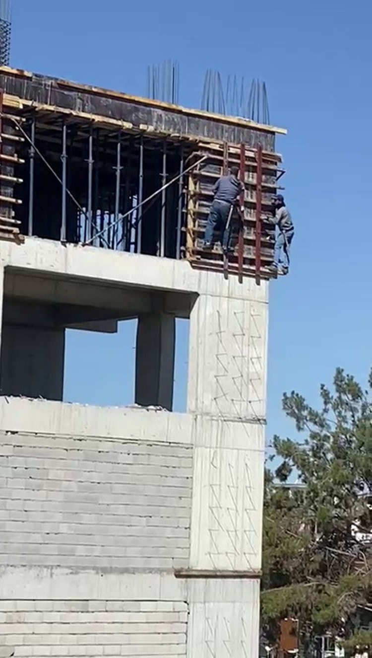 Adıyaman’da Inşaat Işçileri Canlarını Hiçe Sayıyor Öyle Çalışıyor!