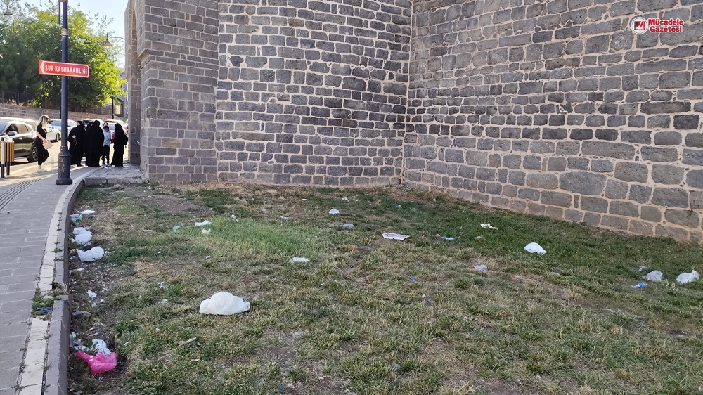 Diyarbakır Surları Çöpten Geçilmiyor Büyükşehir'e Çağrı!
