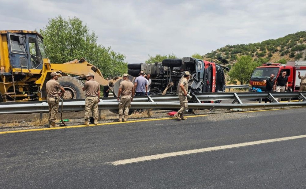 Diyarbakır'da Yangına Giden Itfaiye Aracı Devrildi Ölü Ve Yaralılar Var