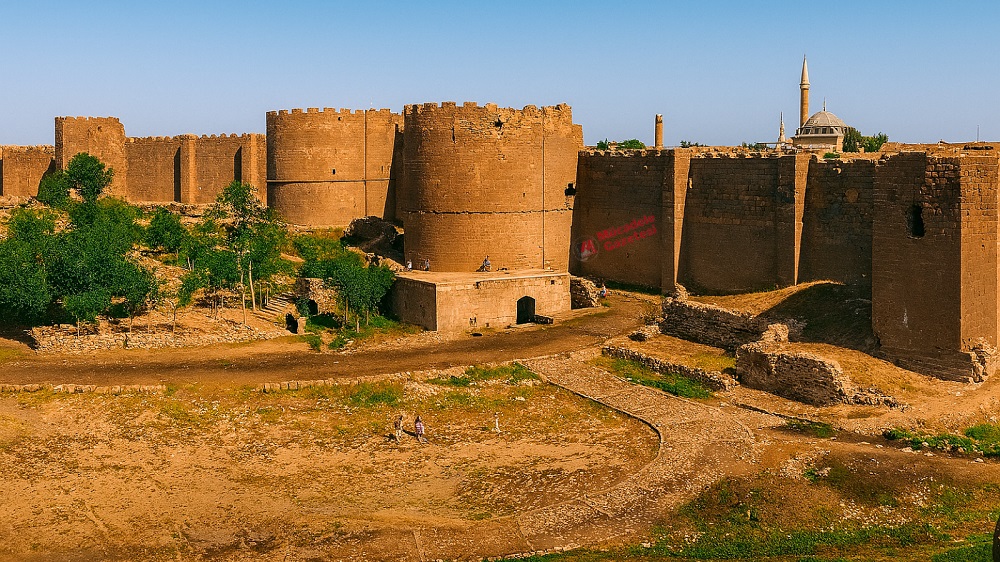 Diyarbakır’da Yıkılan Mardin Kapı Duvarı Ortaya Çıktı!
