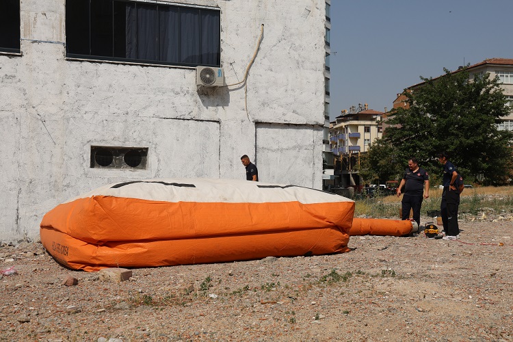 Elazığ'da Canına Kıymak Isteyen Vatandaşı Polis Ekipleri Ikna Etti! (1)