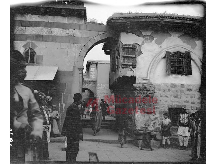 Sultan Melikşah Tarafından İnşa Edilen Ulu Cami. Avlu Kuzey Cephesi Ve Geçit Detayı, Ön Planda İnsanlar