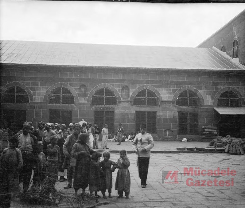 Sultan Melikşah Tarafından İnşa Edilen Ulu Cami. Cephe Ve Avludaki İnsanların Görünümü