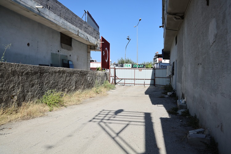 “Sokak Değil, Benim Arazim!” Adana'da Bir Şahıs Sokağın Girişini Kapattı! (3)