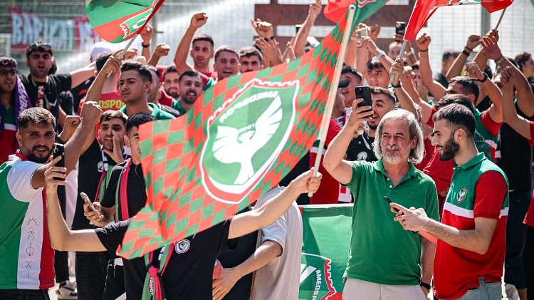 Amedspor’da Kriz Çözüldü Taraftarlar Desteğe Gitti