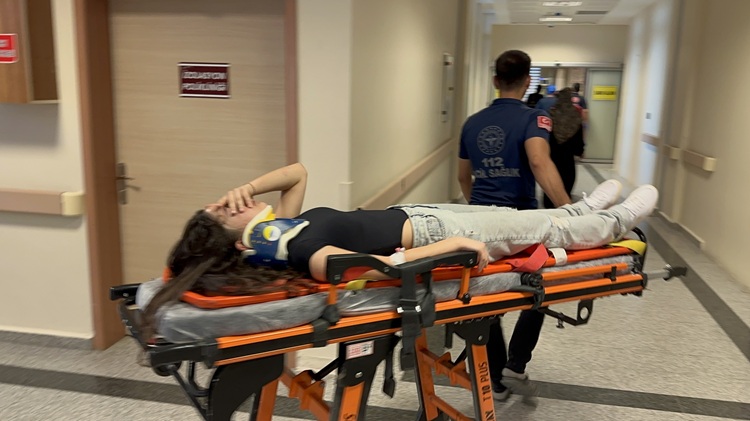 Adıyaman'da Yolcu Minibüsü Elektrik Direğine Çarptı 8 Kişi Yaralandı!-1