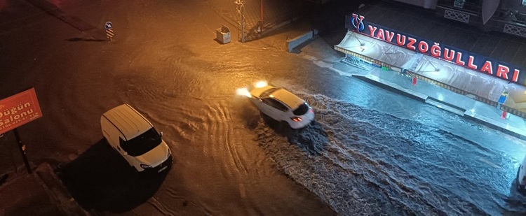 Ankara’da Sağanak Yağış Ve Fırtına Hayatı Felç Ett