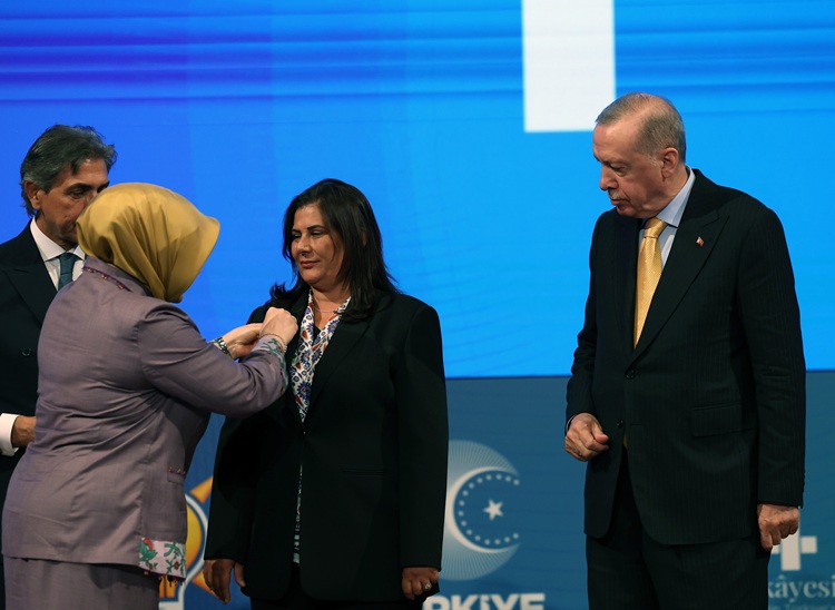 Cumhurbaşkanı Erdoğan Rozetleri Taktı 9 Belediye Başkanı Ak Partiye Katıldı!
