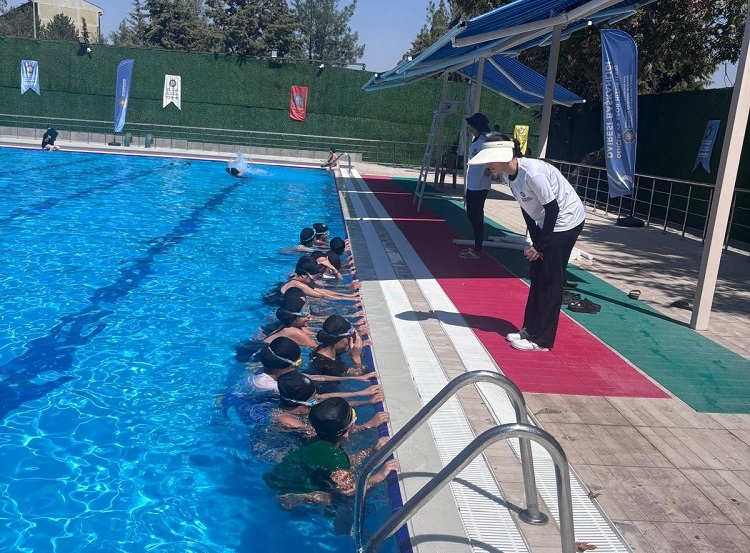 Diyarbakır Büyükşehir Belediyesi'nden 120 Çocuğa Yüzme Etkinliği!-1