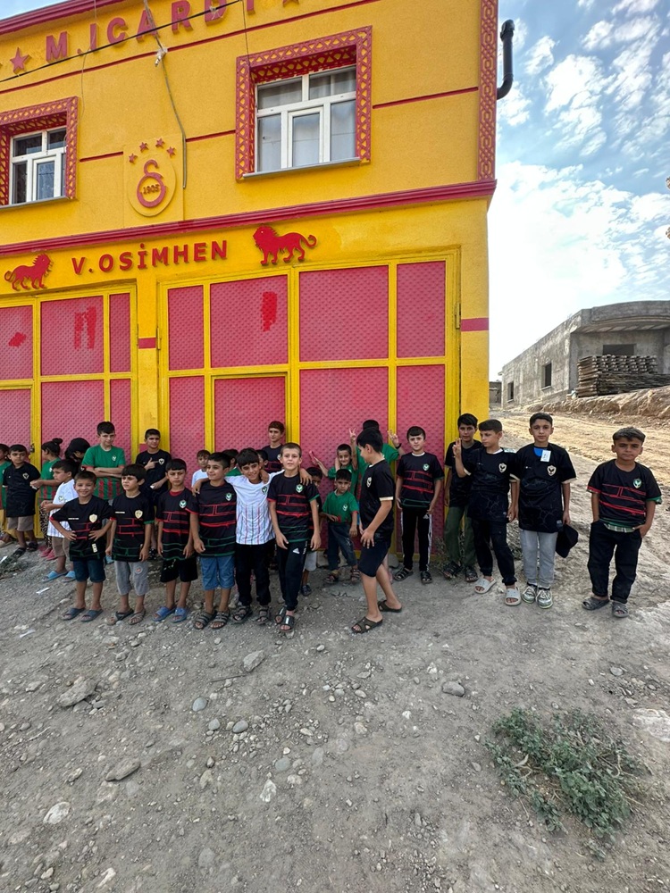 Diyarbakır’da Galatasaray Binası Önünde Amedspor Forması Dağıtıldı