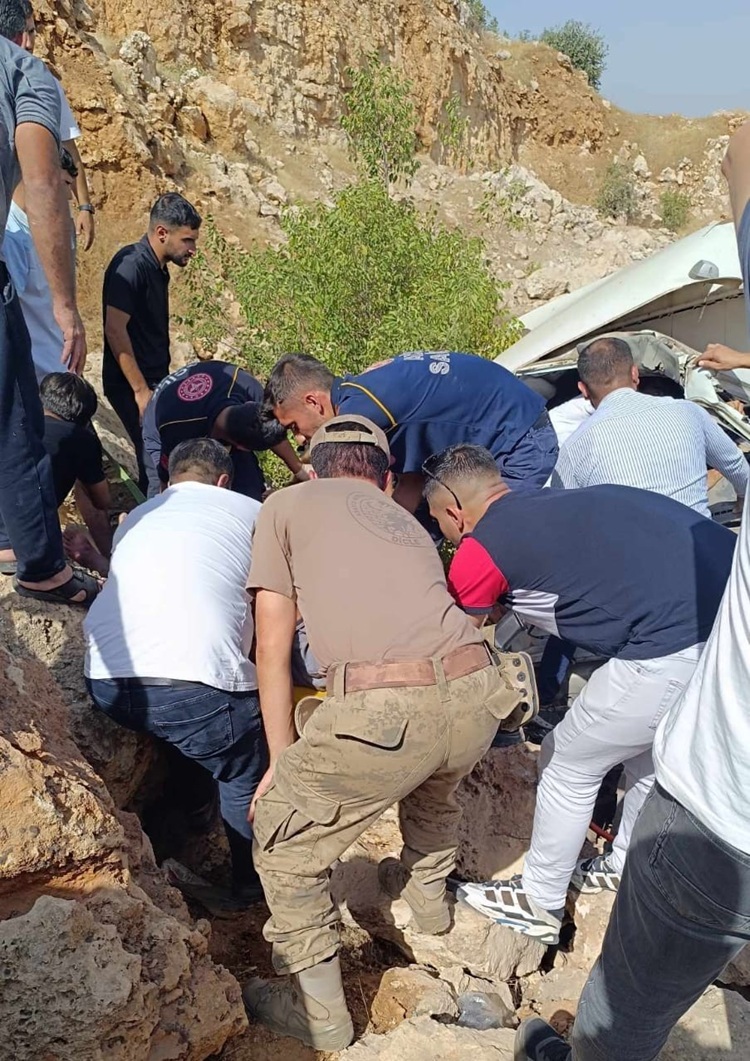 Diyarbakır’da Kamyonet Şarampole Devrildi 3 Yaralı Var!