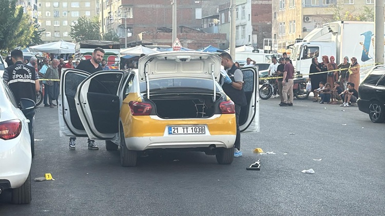 Diyarbakır'da Korkunç Olay Eşini Ve Taksiciyi Vuran Adam Canına Kıymaya Çalıştı!-1