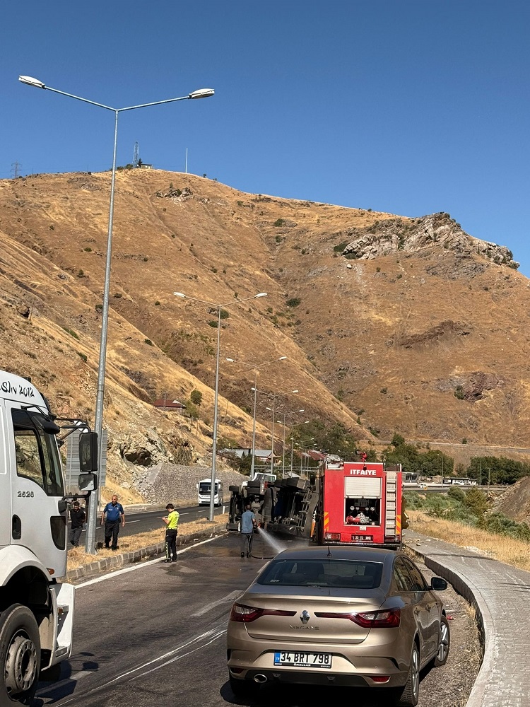 Elazığ Diyarbakır Karayolunda Kaza Tavuk Yüklü Tir Devrildi!-1
