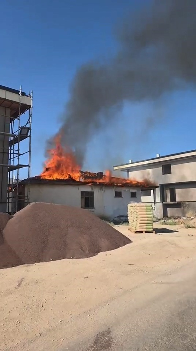 Elazığ'da Bir Evin Çatısında Yangın Çıktı (1)