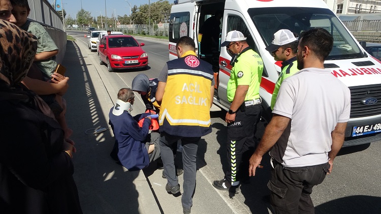 Malatya'da Yolu Karıştırıp Alt Geçitte Yürüyen Adama Otomobil Çarptı!-1
