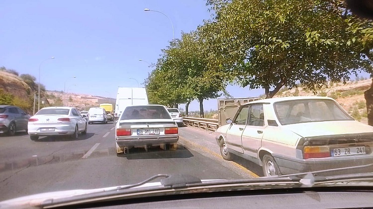 Şanlıurfa Sıcakları Trafiği Felç Etti Sürücüler Kaputları Açıp Bekledi! (1)