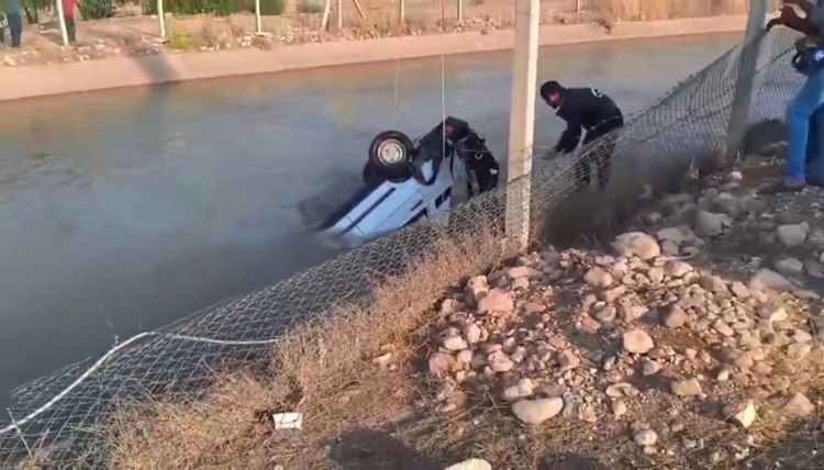 Şanlıurfa'da Otomobil Kanala Düştü 2 Kişi Kurtarıldı! (1)