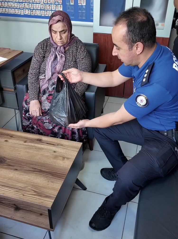 Şaşırtan Olay Annesine Sürpriz Yapayım Derken Altınlarını Çöpe Attı!