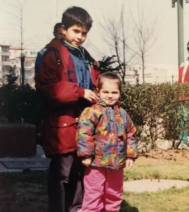Ünlü Oyuncu İsmail Hacıoğlu’nun Kız Kardeşi De Oyuncu Çıktı! (3)