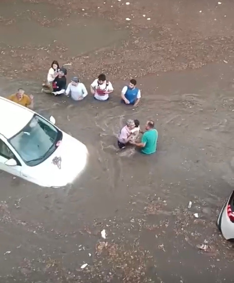 Yağmur Yağdı O Kent Yağmurun Tadını Çıkaramadı!