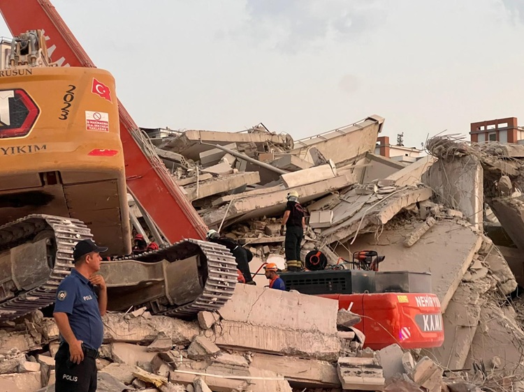 Yıkım Anında Göçük Oldu İş Makinesi Operatörü Enkaz Altında Kaldı