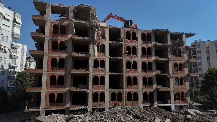 1992 Yılında Inşaatına Başlandı 11 Katlı Binanın Damına Iş Makinesi Çıkartıldı! (2)