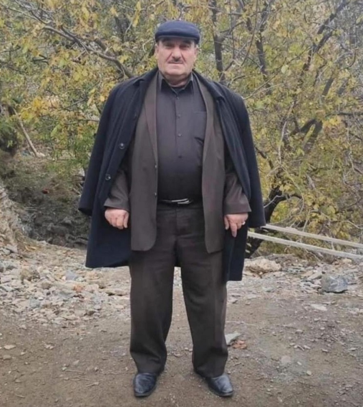Batman'ın Sason Ilçesinde Ceviz Toplamak Için Çıktığı Ağaçtan Düşen Eski Muhtarı Cemal Kaya Hayatını Kaybetti.