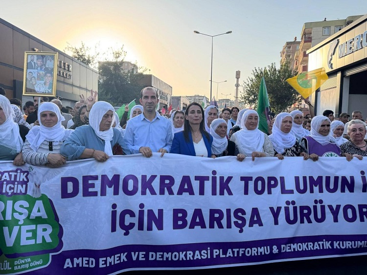 Binlerce Kişi Yürüyüş Yaptı Sebebi Belli Oldu!