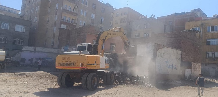 Diyarbakır'da Kentsel Dönüşüm Bekleyen Mahalleydi Metruk Yıkımı Yapıldı! (1)-1