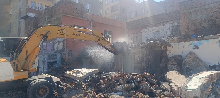 Diyarbakır'da Kentsel Dönüşüm Bekleyen Mahalleydi Metruk Yıkımı Yapıldı! (2)