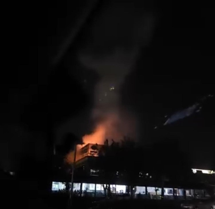 Diyarbakır'da Restoran Yangını 2 Kişi Dumandan Etkilendi!-1