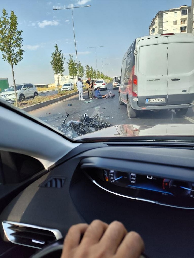 Diyarbakır'da Trafik Kazası Otomobil Ile Motosiklet Çarpıştı!-1