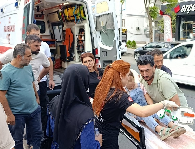 Diyarbakır'da Trafik Kazası Taksi Çocuğa Çarpıp Sürükledi!