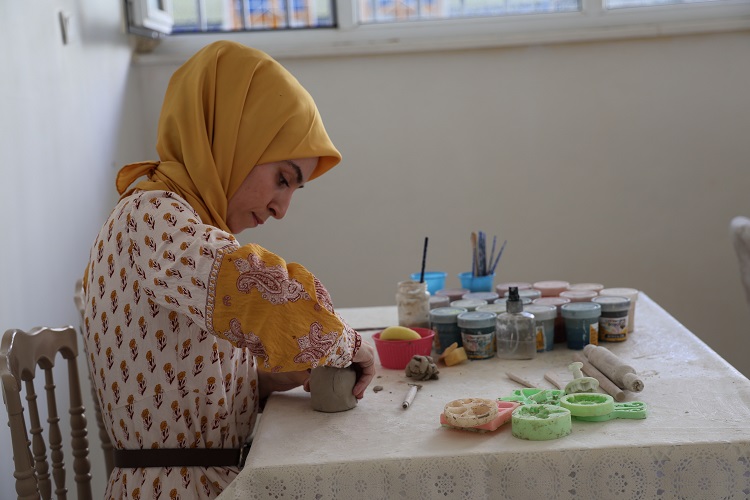 Diyarbakır’daki Açığı Fark Etti Hemen Kolları Sıvayıp Atölyeyi Kurdu! (1)