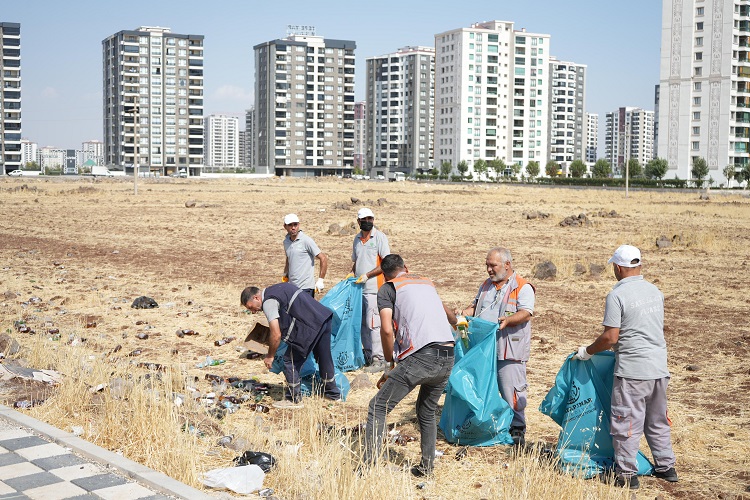 Diyarbakır’ın Işlek Caddesinde 250 Torba Çöp Toplandı!1