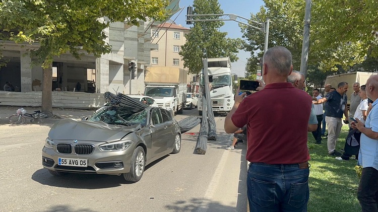 Elazığ'da Korkunç Kaza Tonlarca Demir Lüks Otomobilin Üzerine Düştü! (1)