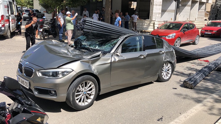 Elazığ'da Korkunç Kaza Tonlarca Demir Lüks Otomobilin Üzerine Düştü! (3)
