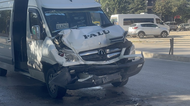 Elazığ’da Minibüs Kaza Yaptı 8 Kişi Yaralandı! (1)-1