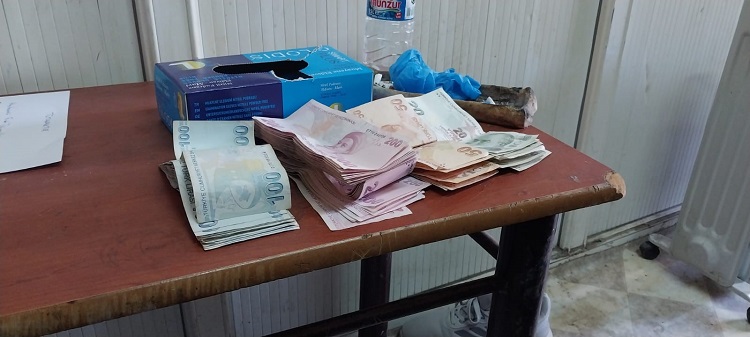 Elazığ’da Poşet Dolusu Para Buldu Polise Teslim Etti!-1