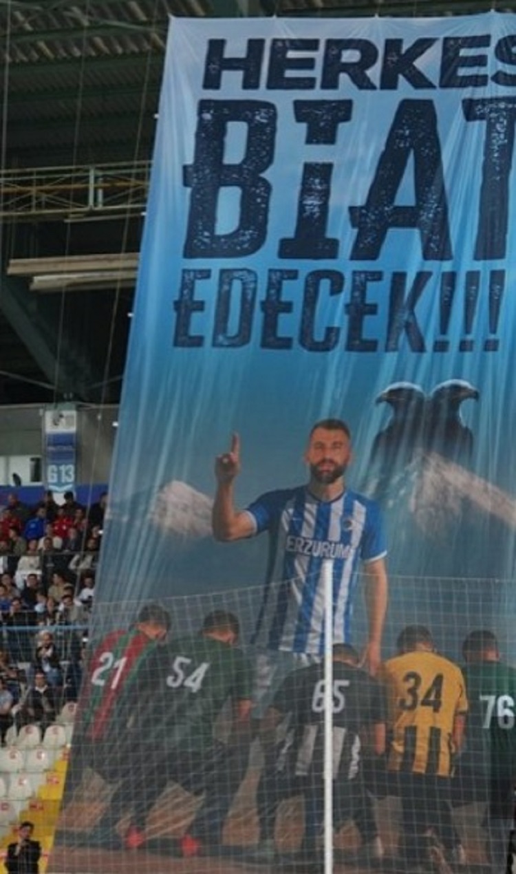 Erzurumspor Taraftarından Irkçı Pankart Kürt Takımları Hedef Aldı! (1)