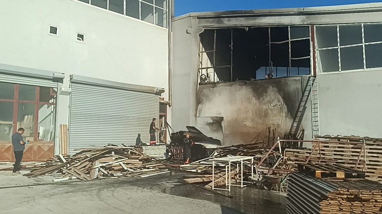 Malatya’da Mobilya Imalathanesinde Yangın Çıktı! (1)