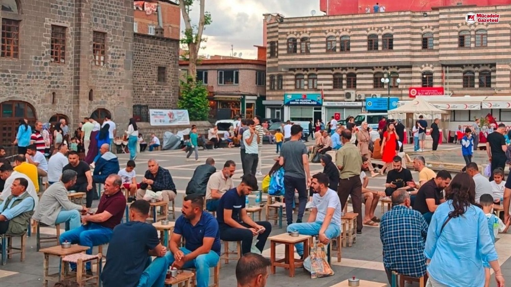 Diyarbakır Ulu Cami Meydanı Önü