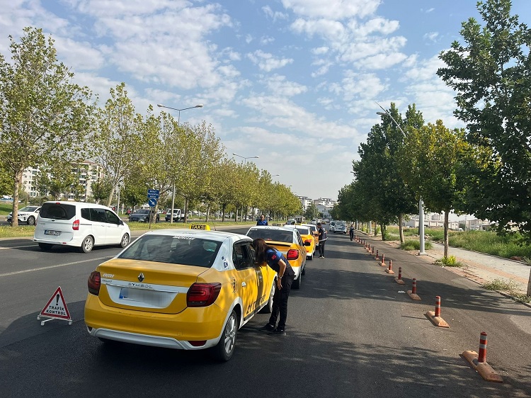 Tepki Çekmişti Diyarbakır Havalimanı'ndaki Taksiciler Denetlendi!-1