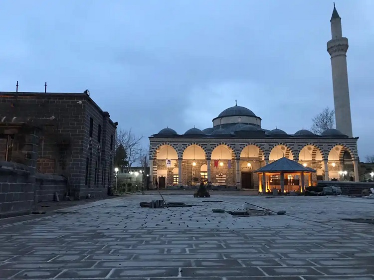 Uzun Yıllar Metruk Kaldı Diyarbakır’daki O Yapı, Eğitim Kurumu Oldu!