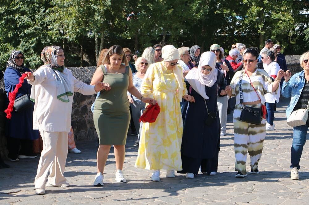Almanya’dan Diyarbakır’a Gelen Turistler Halayla Karşılandı!