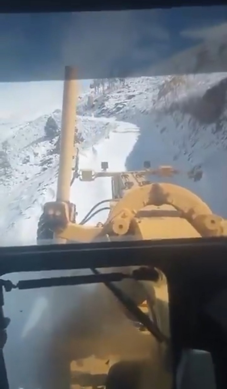 Bingöl’e Yılın Ilk Kar Yağışı Düştü Yollar Ulaşıma Kapandı!-1