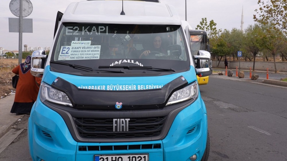 Diyarbakır Özel Halk Otobüslerinde Bir Ilk Kadın Şoförler Direksiyonda!