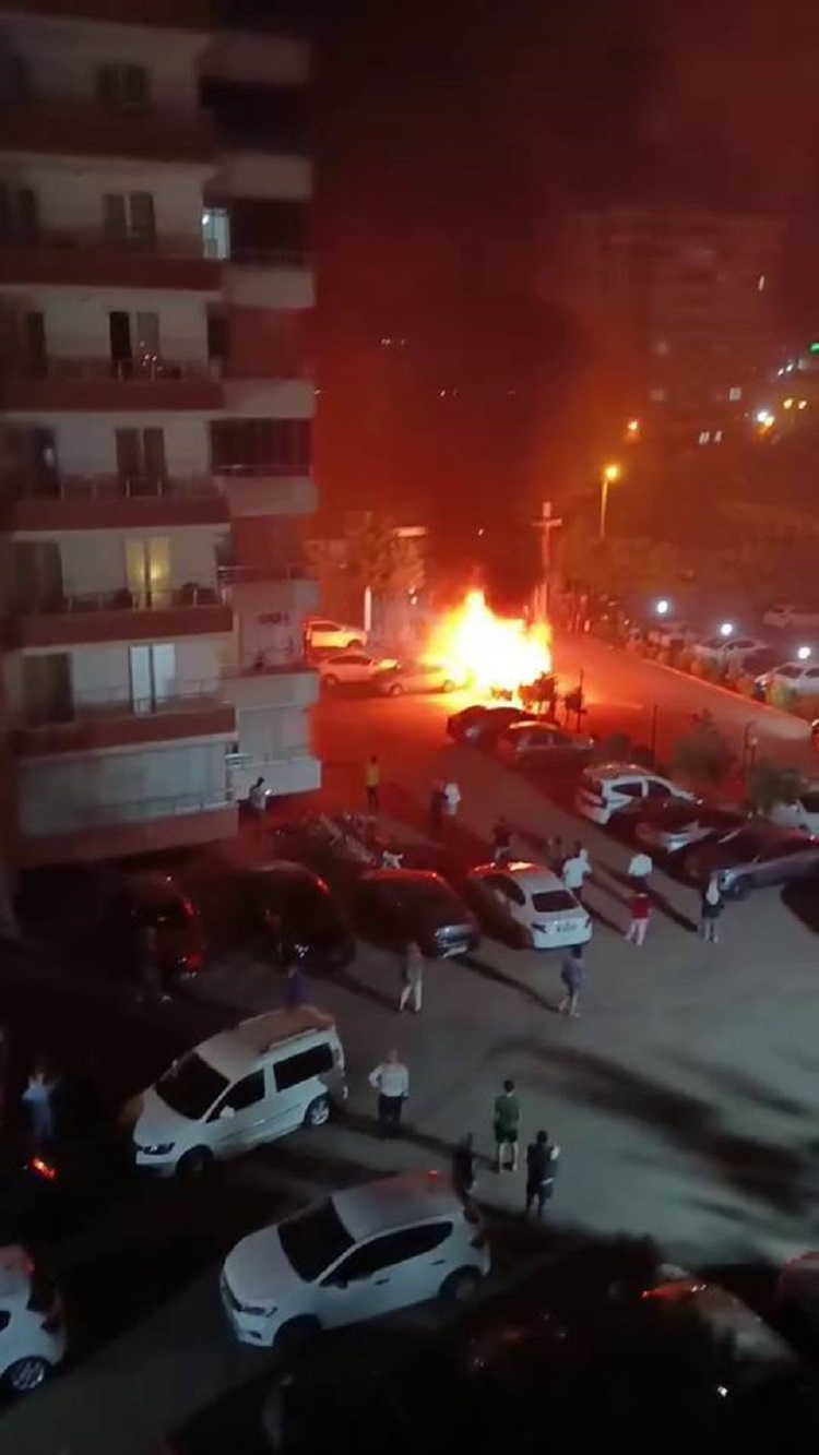 Diyarbakır’da Park Halindeki Araç Alev Topuna Döndü! (1)