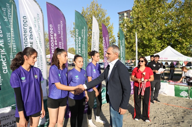 Diyarbakır’da ‘Plaj Voleybolu Turnuvası’nda Final Kazananlar Ödüllendirildi-1